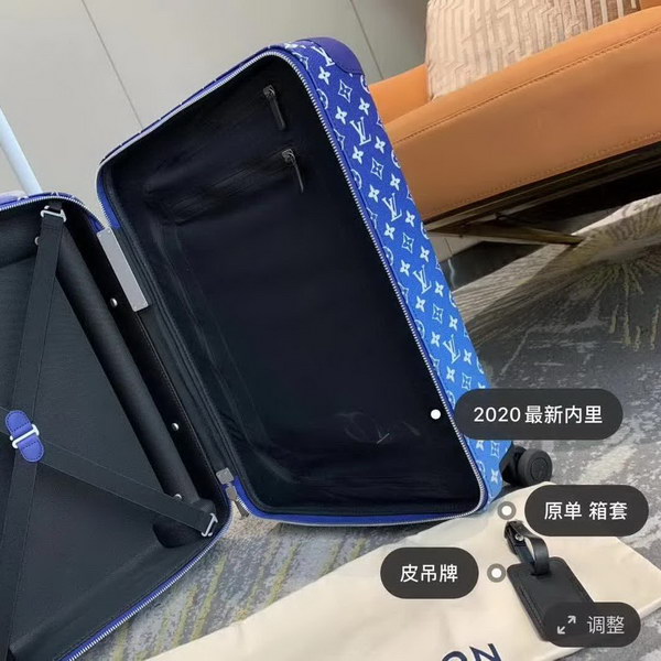 路易威登/LV Horizon 55拉杆箱在Virgil Abloh笔下舒展天朗云清的美好图景,品牌标识在宛若晴空的Monogram帆布上舒卷游移,搭配手柄和双轮等灵活设计