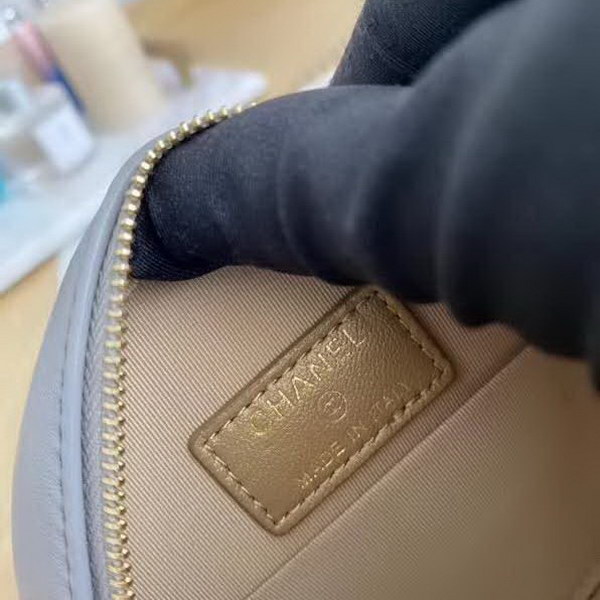 【原版皮】香奈儿/Chanel 金球系列小圆饼包,采用小羊皮精心裁制而成,柔软细腻搭配这季最火爆的链条,神奇的小金球能控制肩带长短,平时出门带的口红车钥匙纸巾都能放,款号:AS0366