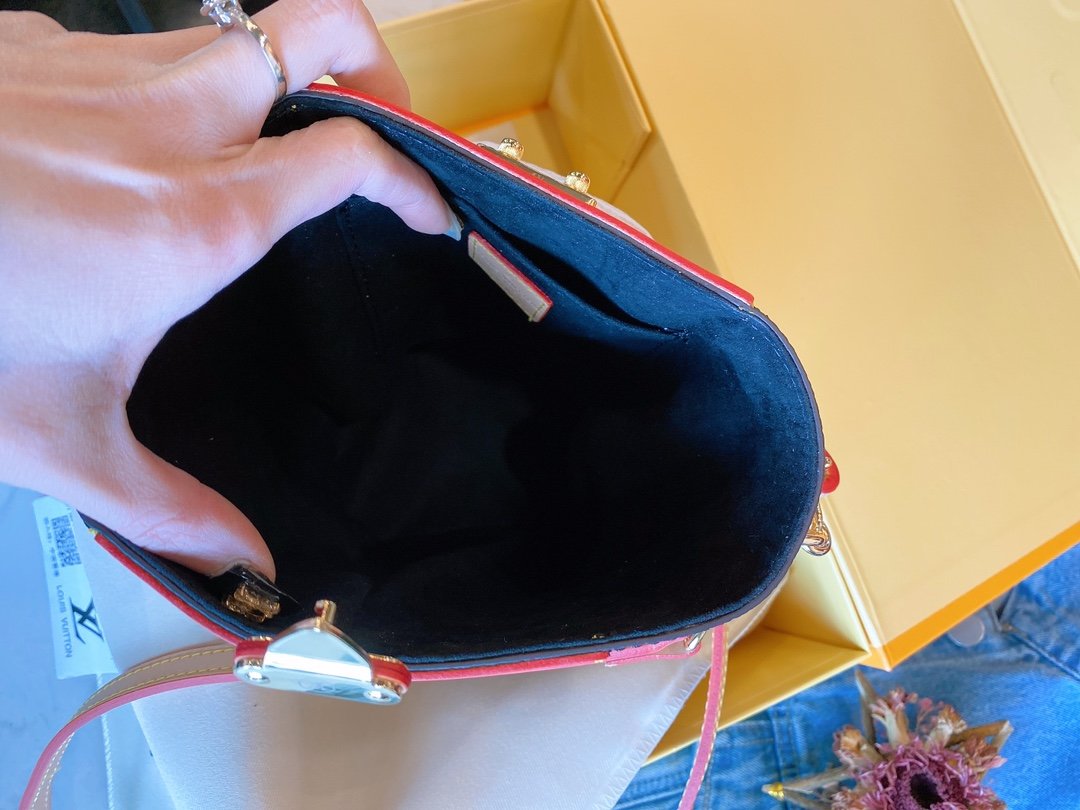 LOUIS VUITTON LB5912005020109 size: 22x15x20cm