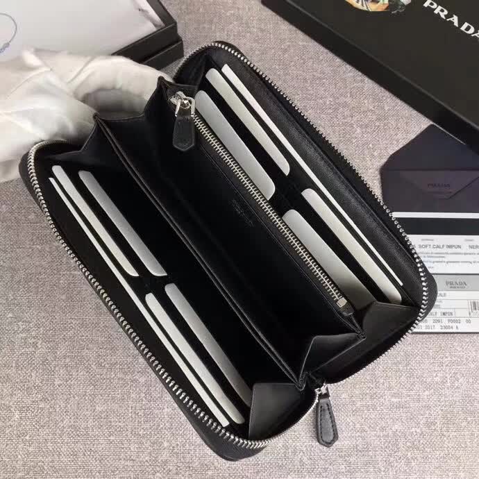 【原版皮】普拉达/Prada 拉链钱夹,选用纳帕牛皮裁制而成,点缀散字唛徽标,精湛走线均匀整齐,款号:1ML506