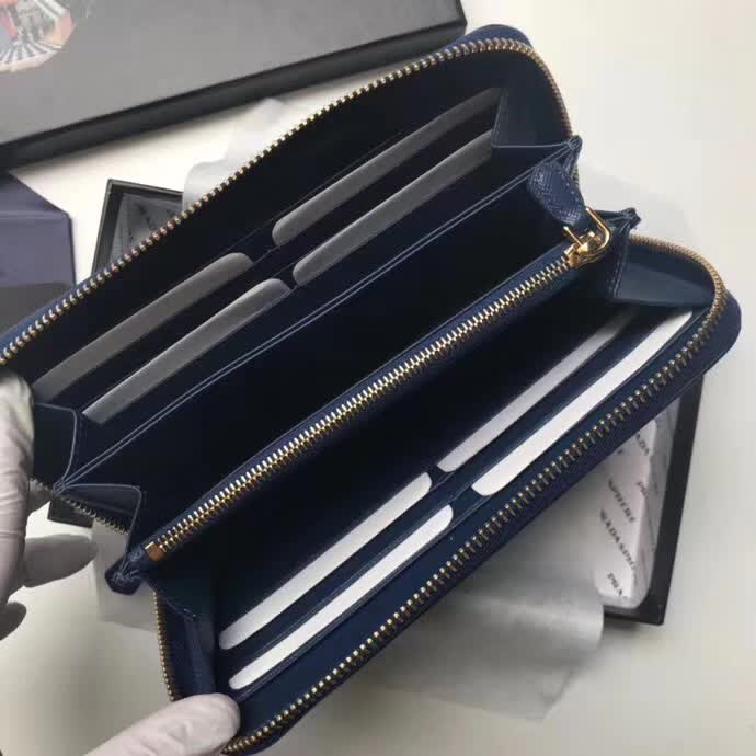 【原版皮】普拉达/Prada 拉链钱夹,选用十字纹小牛皮裁制而成,正面点缀金色散字徽标,尽显高档时尚,低调而又奢华,款号:1ML506