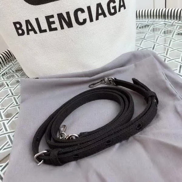 【原版皮】巴黎世家/Balenciaga, 帆布水桶手提包,黑白设计正面大小logo相衬,经典设计简约不轻易过时,帆布包轻盈易携带,容量却很赞,手提斜挎都是棒棒的