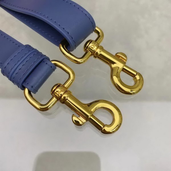 【原版皮】迪奥/Dior bobby 手袋,复古CD logo,硬挺的包身,五金做旧增加了复古感,不易磨损,采用光面牛皮革精心制作,饰以复古金色五金配件提升格调,柔软而富有质感,点缀有军装风格搭扣,款号:M9319