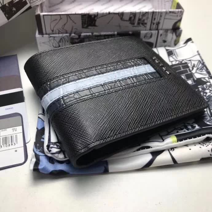 【原版皮】普拉达/Prada 短款钱夹，选用十字纹小牛皮镶嵌彩带鳄鱼纹裁制而成，经典之作，简单时尚，款号：2M0513