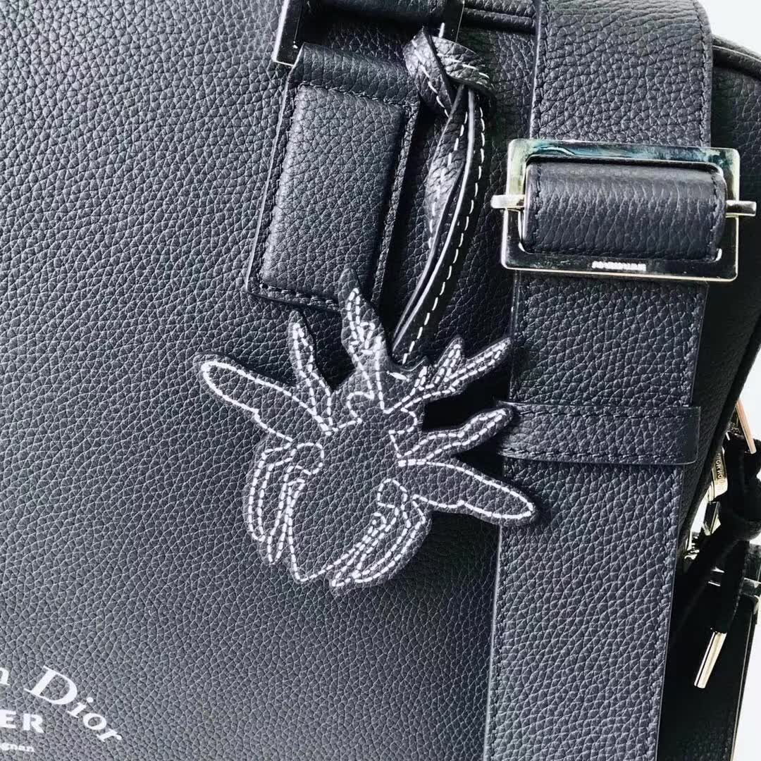 【原版皮】迪奥/Dior 男士公文包,选用粒面纹小牛皮裁制而成,采用传统工艺,是现代男士携带各类日常数据与文件的尚佳选择