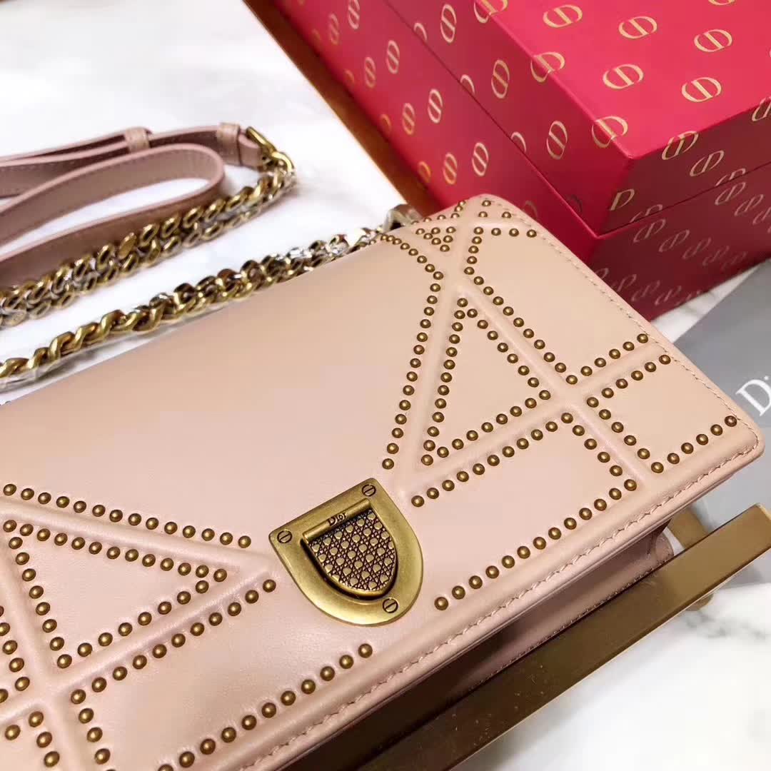 【原版皮】迪奥/Dior 链条包,选用小羊皮裁制而成,缀以饰钉 Archicannage藤格纹图案,徽章锁扣,美得不要不要的