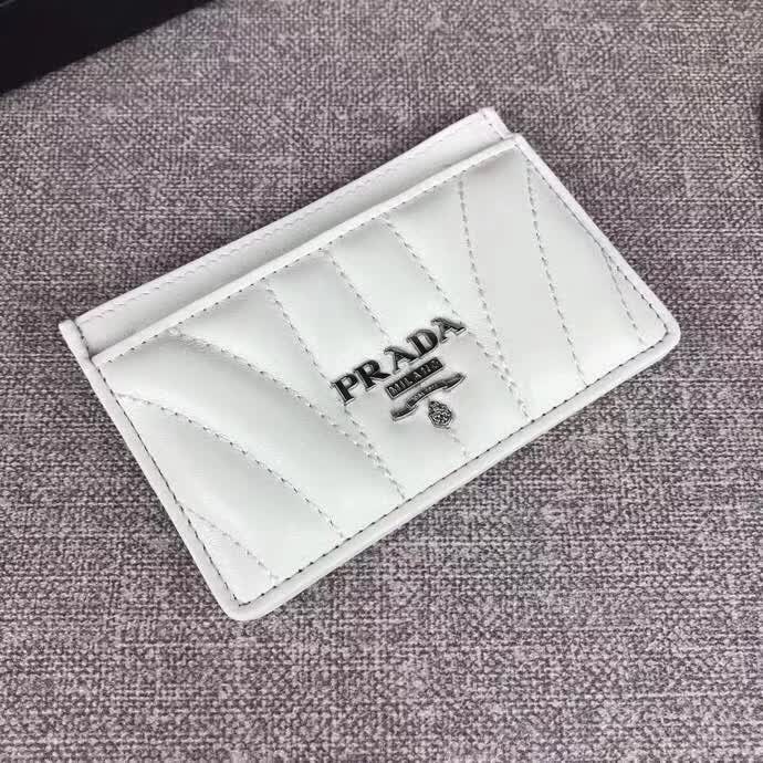 【原版皮】普拉达/Prada 卡夹，选用纳帕牛皮裁制而成，点缀散字唛徽标，精湛走线均匀整齐，款号：1MC208