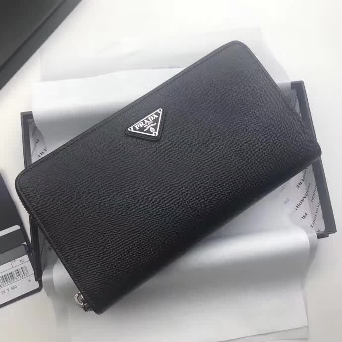【原版皮】普拉达/Prada 拉链钱夹,选用十字纹小牛皮裁制而成,正面点缀三角唛徽标,经典之作,简单时尚,款号:1M1188