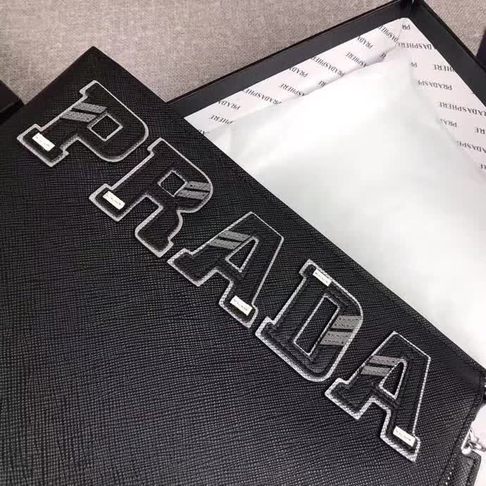 【原版皮】普拉达/Prada 男士手包,限量版,选用十字纹小牛皮裁制而成,绗缝特别的皮革徽标设计凸显个性,时尚炫酷,就是要你好看,款号:2NG001