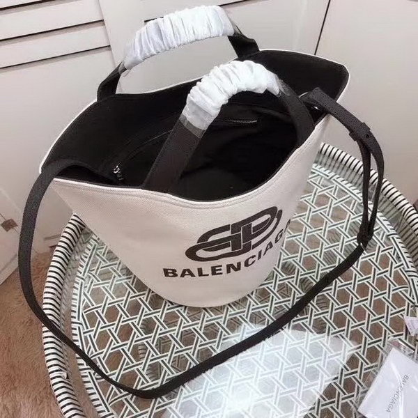 【原版皮】巴黎世家/Balenciaga, 帆布水桶手提包,黑白设计正面大小logo相衬,经典设计简约不轻易过时,帆布包轻盈易携带,容量却很赞,手提斜挎都是棒棒的