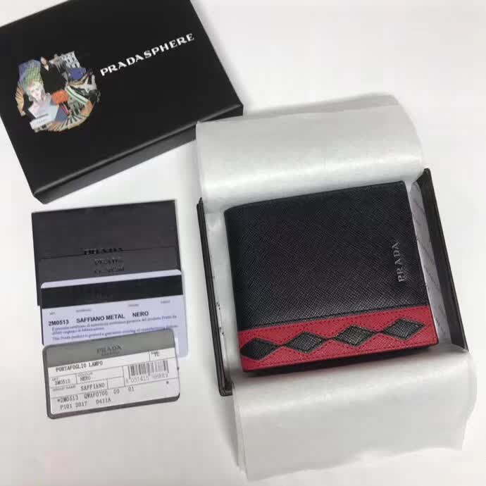 【原版皮】普拉达/Prada 短款钱夹,选用十字纹牛皮裁制而成,饰以菱形拼色,精湛走线均匀整齐,油边顺滑,款号:2M0513
