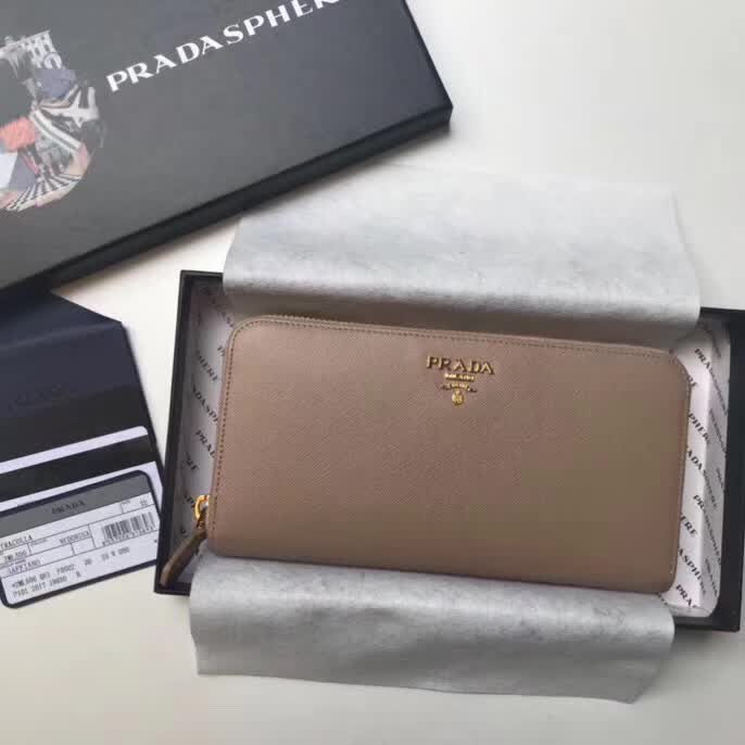 【原版皮】普拉达/Prada 拉链钱夹,选用十字纹小牛皮裁制而成,正面点缀金色散字徽标,尽显高档时尚,低调而又奢华,款号:1ML506