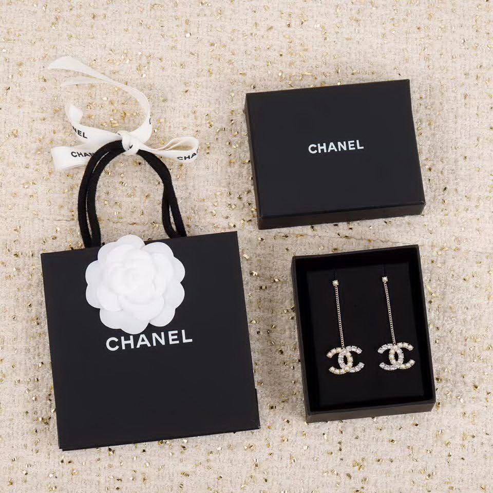20秋季最新专柜款-Chanel经典款珍珠耳钉,细节满满的一款,以及背面五金的细腻,完美