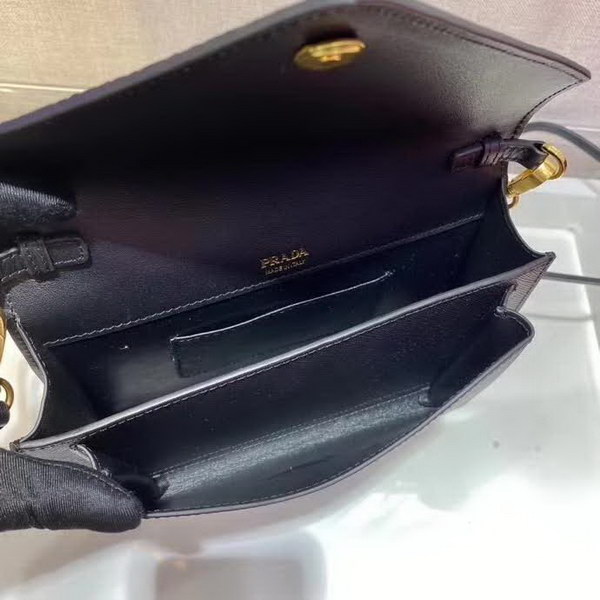 【原版皮】普拉达/Prada 肩背包,诠释精致的极简主义设计格调,一枚金属徽标点缀其上,昭示品牌身份,可拆卸可调式皮革肩带,又可当手包,内配可拆卸镜子,款号: 1BP020