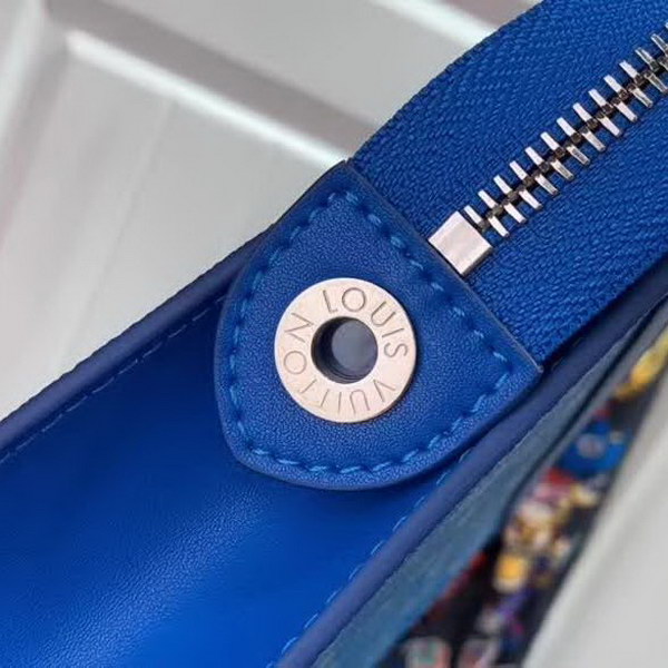 【原版皮】路易威登/LV pochette voyage手袋,以云朵主题焕新手袋设计,再令缥缈如云的品牌标识浮现于Monogram帆布背景,口袋和卡位实现有序收纳,款号:M45480