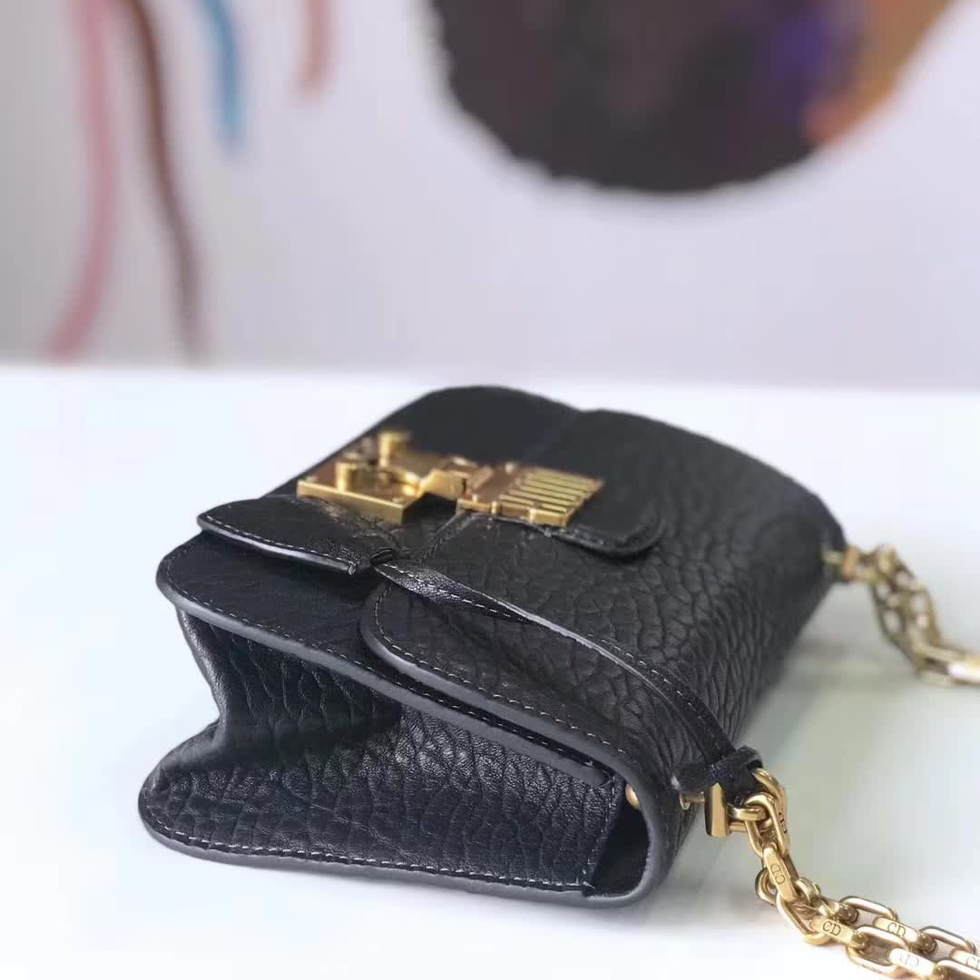 【原版皮】迪奥/Dior 链条包,选用大象纹小牛皮裁制而成,饰以精致又摩登复古品牌标识锁扣,很有年代感,搭配链条肩带,真是perfect,款号:M5816