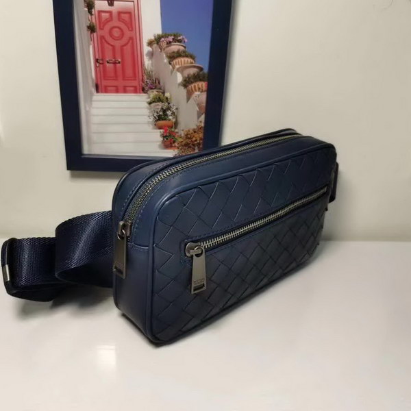 【原版皮】宝缇嘉/BV 男士胸包,腰包,采用蜡胎牛皮精心裁制而成,手工编织,造型贴合身形,空间充裕,非常实用,款号:80182618