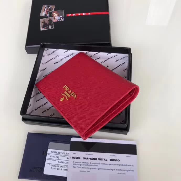 【原版皮】普拉达/Prada 短款钱夹,选用十字纹小牛皮裁制而成,点缀金色散字唛徽标,简单实用,提升个人品味的一款,款号:1M0204