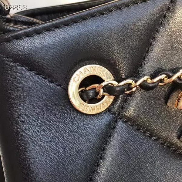 【原版皮】香奈儿/Chanel Mini小水桶包,上身简直太可爱了,这次的Hobo小水桶,长度刚好到腰部,相比之前的小水桶,这次最新款的水桶空格做得更加饱满,款号:AS1801