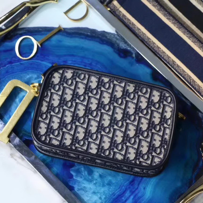 【原版皮】迪奥/Dior 相机包,选用Oblique提花帆布搭配同色系牛皮皮革裁制而成,大大的D字扣的手拎设计五金,随意又摩登,谁用谁时髦