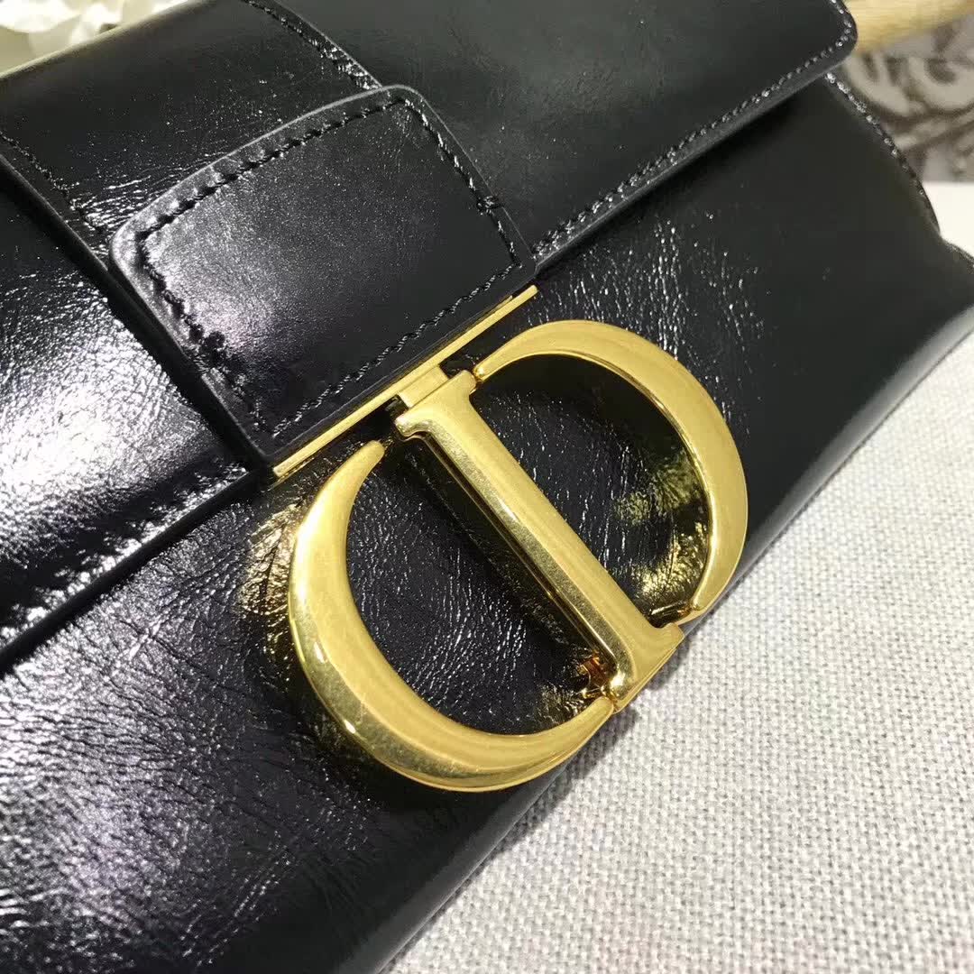 【原版皮】迪奥/Dior 30 Montaigne链条包,选用裂纹亮皮牛皮裁制而成,饰以标志性“CD”字母锁扣,款号:M5683