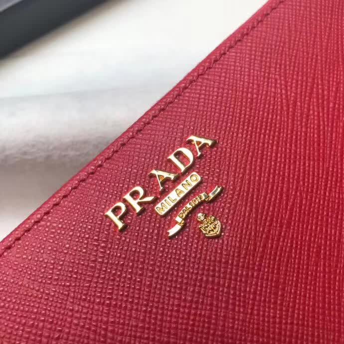 【原版皮】普拉达/Prada 拉链钱夹,选用十字纹小牛皮裁制而成,正面点缀金色散字徽标,尽显高档时尚,低调而又奢华,款号:1ML506