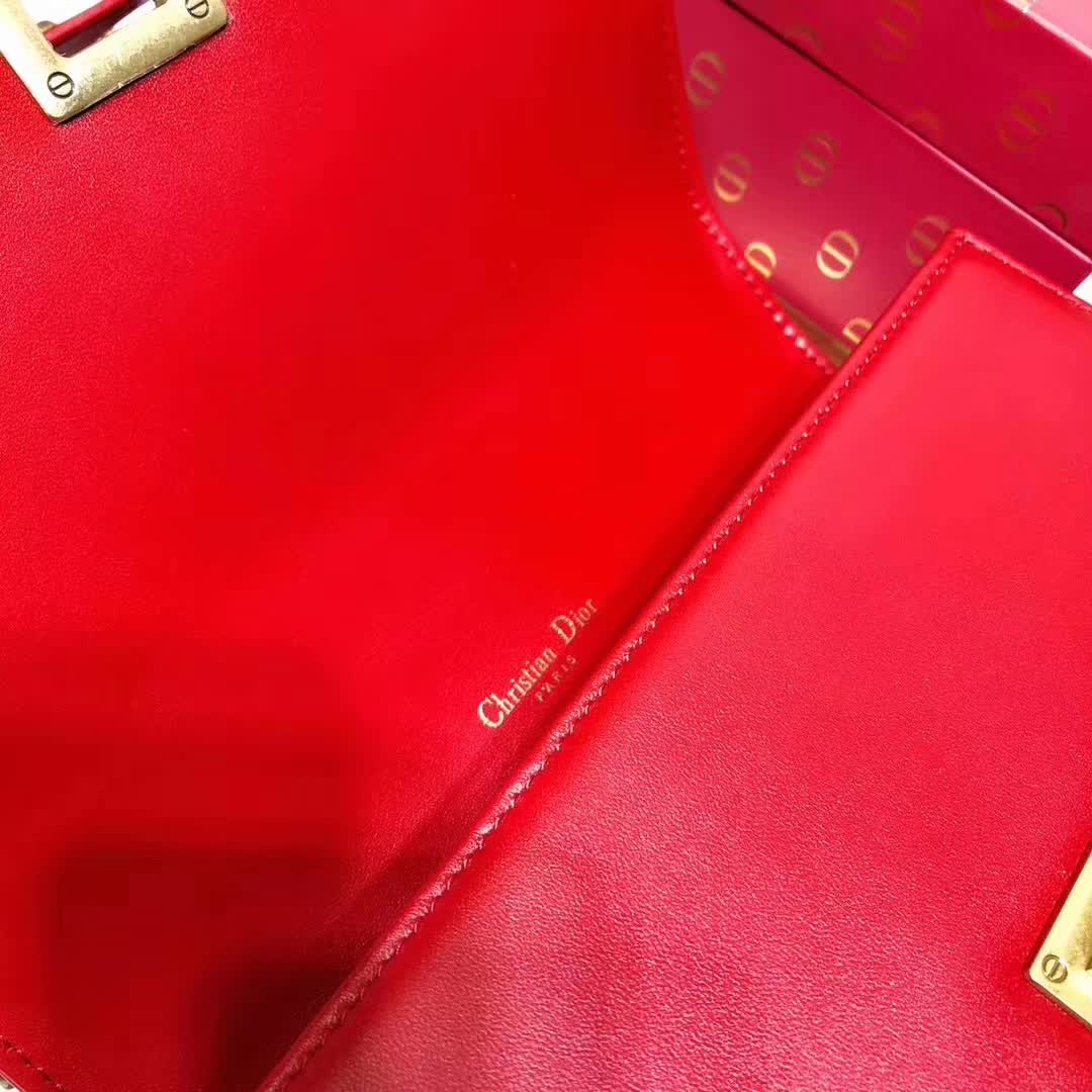 【原版皮】迪奥/Dior 链条包,选用小羊皮裁制而成,缀以饰钉 Archicannage藤格纹图案,徽章锁扣,美得不要不要的