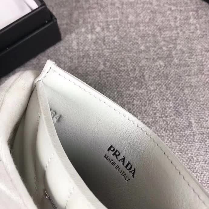 【原版皮】普拉达/Prada 卡夹，选用纳帕牛皮裁制而成，点缀散字唛徽标，精湛走线均匀整齐，款号：1MC208