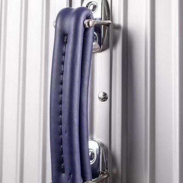 日默瓦/Rimowa 旅行箱,全铝镁合金,经典款的新版本,彩色皮质把手,购买就送透明套,4个轮子,2个手把,绑带,想怎么换就怎么换,永远是街头机场最靓的你