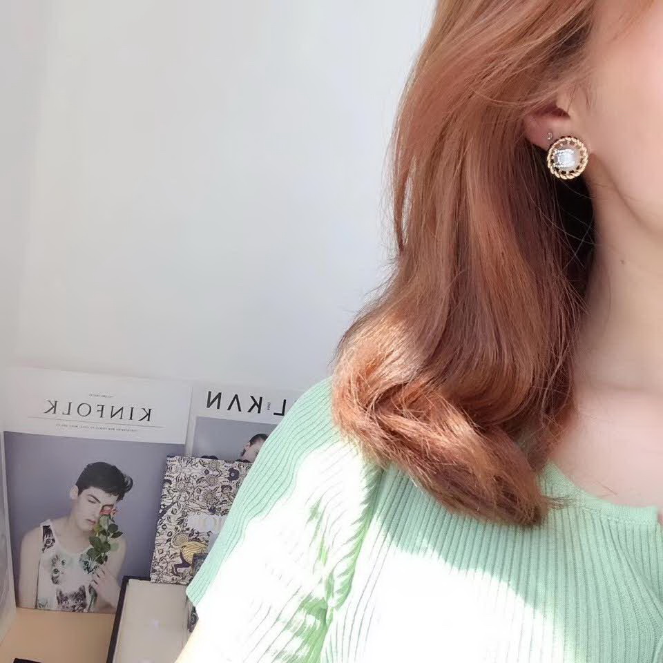 20秋季最新专柜款-Chanel麻花珍珠耳钉，非常受欢迎又百搭的一款！手工镶嵌施华洛水钻，气质优雅选它准没错