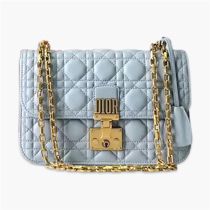 【原版皮】迪奥/Dior 链条包,选用小羊皮绗缝藤格纹,饰以精致又摩登复古品牌标识锁扣,很有年代感,搭配链条肩带,真是perfect