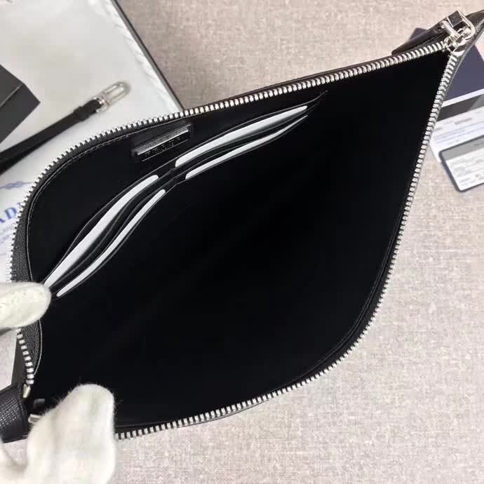 【原版皮】普拉达/Prada 男士手包,限量版,选用十字纹小牛皮裁制而成,绗缝特别的皮革徽标设计凸显个性,时尚炫酷,就是要你好看,款号:2NG001