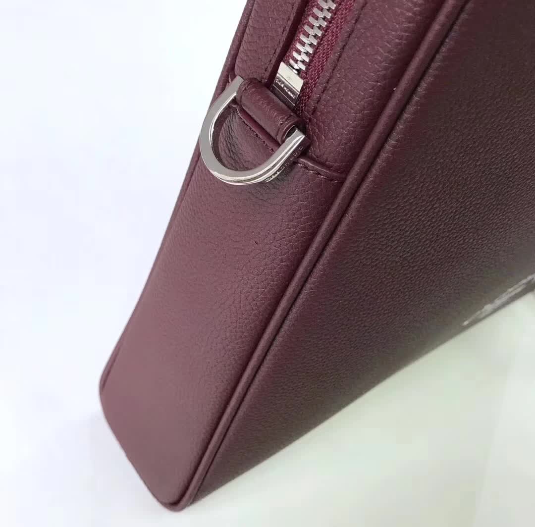 【原版皮】迪奥/Dior 男士公文包,选用粒面纹小牛皮裁制而成,采用传统工艺,是现代男士携带各类日常数据与文件的尚佳选择