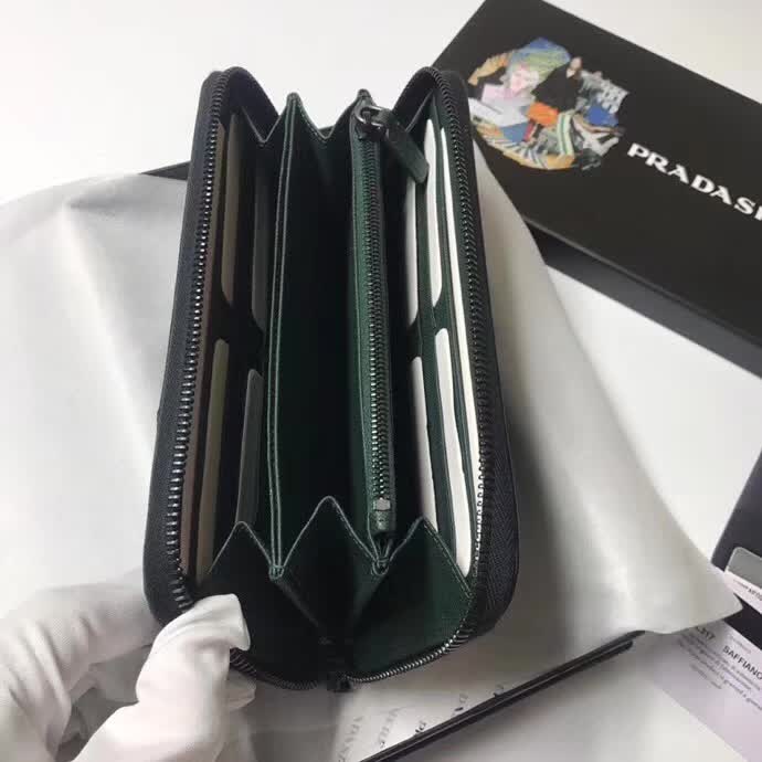 【原版皮】普拉达/Prada 拉链钱夹,选用十字纹小牛皮裁制而成,边角点缀三角散字徽标,经典之作,简单时尚,款号:2ML317