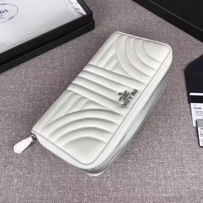 【原版皮】普拉达/Prada 拉链钱夹,选用纳帕牛皮裁制而成,点缀散字唛徽标,精湛走线均匀整齐,款号:1ML506
