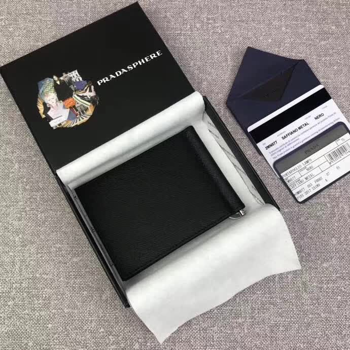 【原版皮】普拉达/Prada 金属钱夹,选用十字纹小牛皮裁制而成,边角饰三角珐琅涂层徽标,款号:2MN077