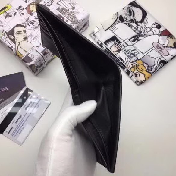 【原版皮】普拉达/Prada 短款钱夹,选用十字纹牛皮裁制而成,饰以黑色经典丝印徽标,风格优雅简约,款号:2M0513