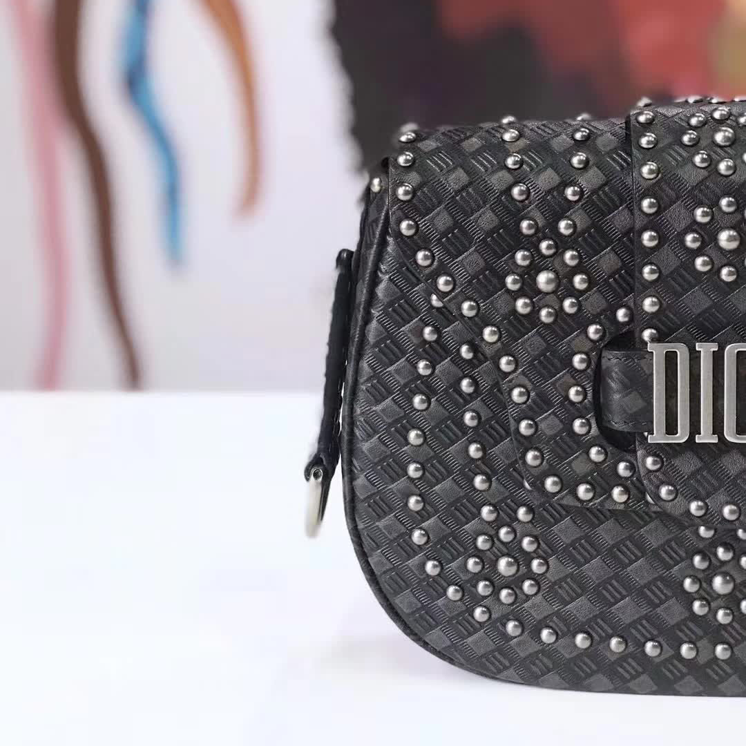 【原版皮】迪奥/Dior 肩背包,选用编织纹小牛皮裁制而成,缀以铆钉设计,搭配宽肩带更有特色,真的特别好看,款号:M6501