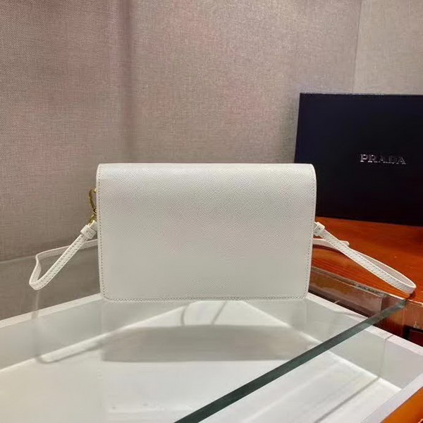 【原版皮】普拉达/Prada 肩背包,诠释精致的极简主义设计格调,一枚金属徽标点缀其上,昭示品牌身份,可拆卸可调式皮革肩带,又可当手包,内配可拆卸镜子,款号: 1BP020