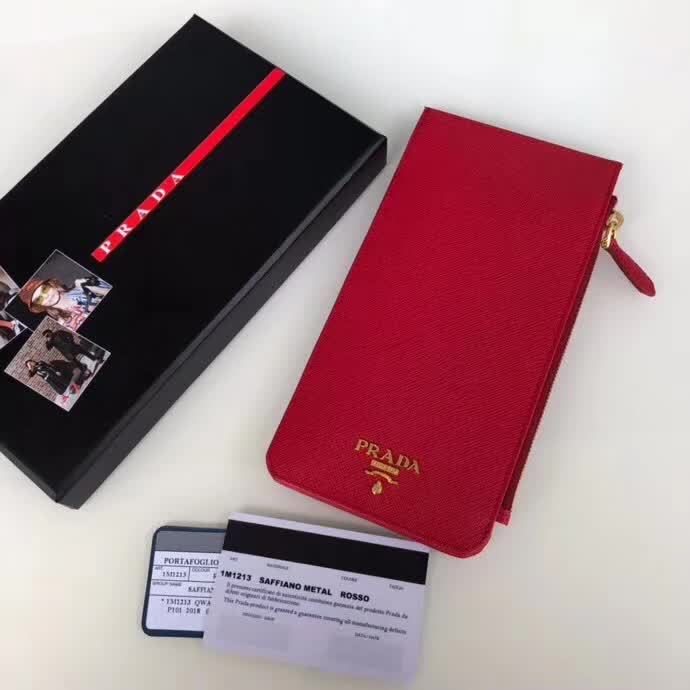 【原版皮】普拉达/Prada 卡包，男女通用款，选用十字纹牛皮裁制而成，点缀金色散字唛徽标，超大容量