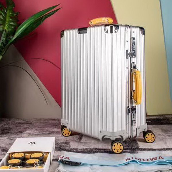 日默瓦/Rimowa 旅行箱,全铝镁合金,经典款的新版本,彩色皮质把手,购买就送透明套,4个轮子,2个手把,绑带,想怎么换就怎么换,永远是街头机场最靓的你