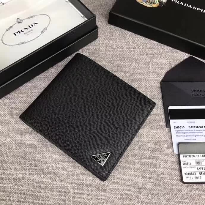 【原版皮】普拉达/Prada 短款钱夹,选用十字纹小牛皮裁制而成,边角点缀三角唛,经典之作,简单时尚,款号:2M0513