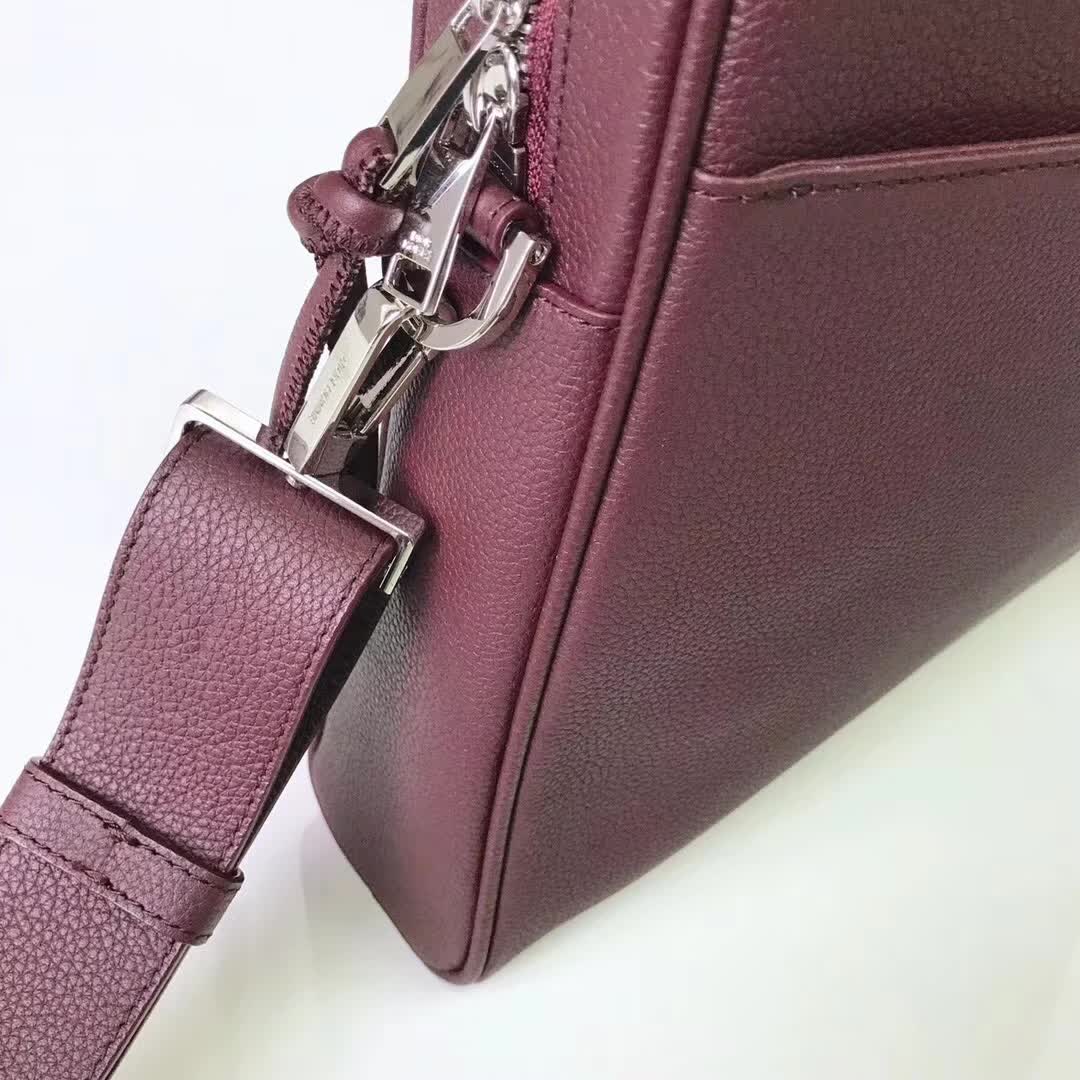 【原版皮】迪奥/Dior 男士公文包,选用粒面纹小牛皮裁制而成,采用传统工艺,是现代男士携带各类日常数据与文件的尚佳选择