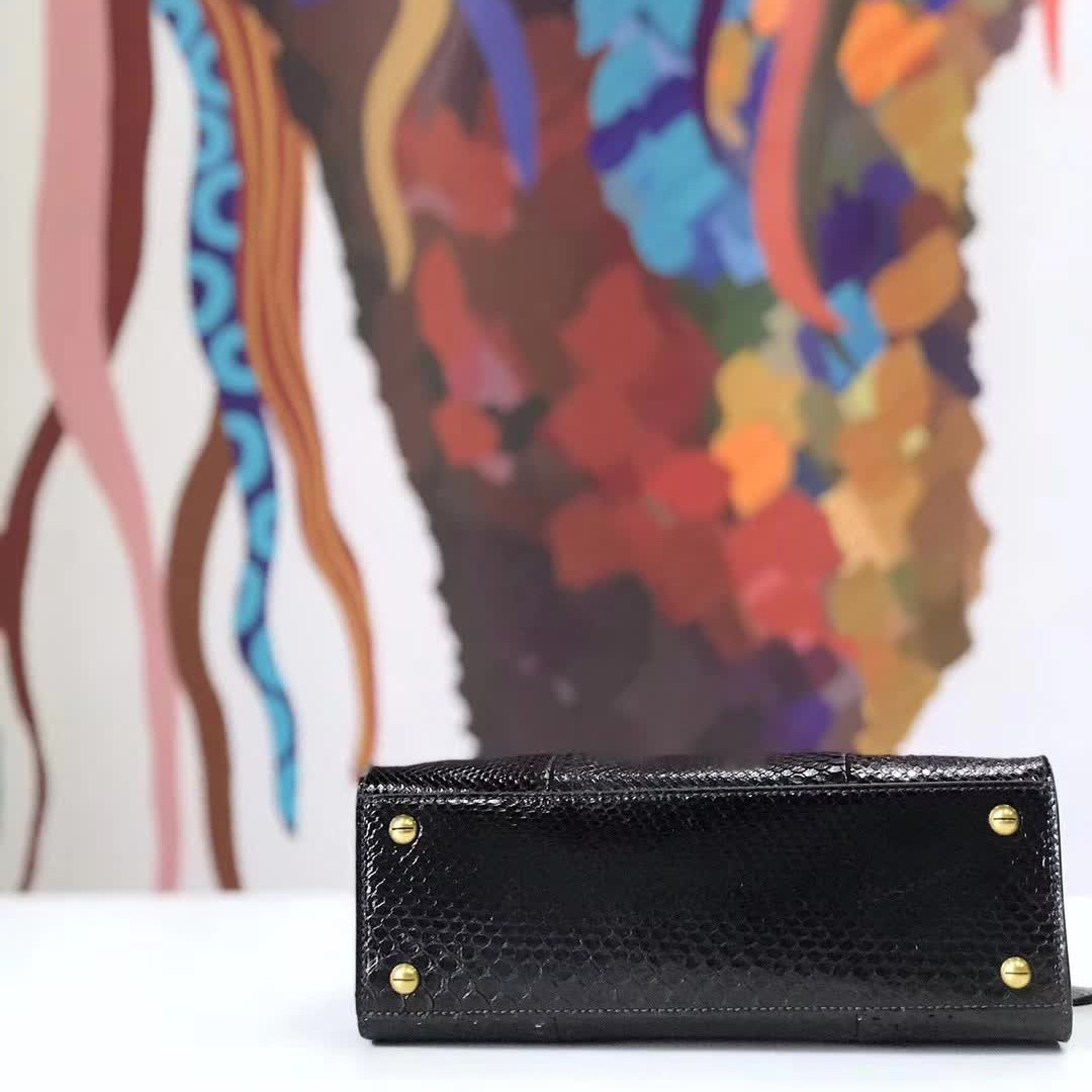 【原版皮】迪奥/Dior 手提包,选用蛇皮纹小牛皮裁制而成,饰以品牌标识字母锁扣,低调奢华,简约时尚