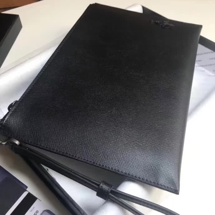 【原版皮】普拉达/Prada 男士手包,选用十字纹小牛皮裁制而成,边角点缀同色小公仔徽标,尽显高档时尚,低调而又奢华,款号:2NG005