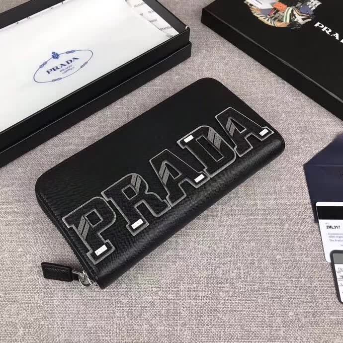 【原版皮】普拉达/Prada 拉链钱夹,选用十字纹小牛皮裁制而成,绗缝特别的皮革徽标设计凸显个性,时尚炫酷,就是要你好看,款号:2ML317