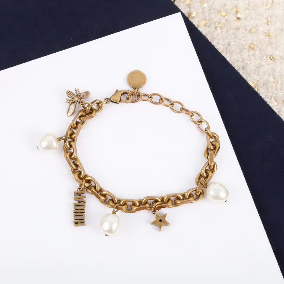 20秋季最新专柜款-Dior真心每款设计都很让人欣喜,这个手链看起来普普通通,光订珍珠就花了很久时间,五金一起设计,整体给人清新脱俗,不失时尚,调节链条,适合任何手腕,非常推荐