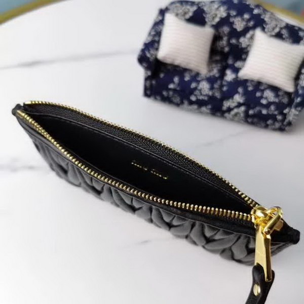 【原版皮】缪缪/Miu Miu 拉链钱夹,采用小羊皮材质精心裁制而成,Matelasse花纹图案,内里标识烫字,款号:5MB00