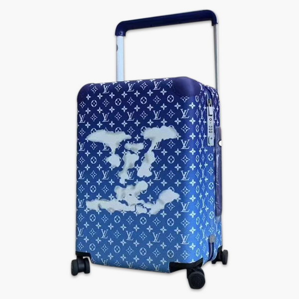 路易威登/LV Horizon 55拉杆箱在Virgil Abloh笔下舒展天朗云清的美好图景,品牌标识在宛若晴空的Monogram帆布上舒卷游移,搭配手柄和双轮等灵活设计