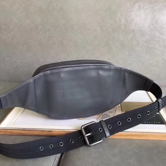 【原版皮】葆蝶家/Bottega Veneta 胸包,经典爆款,选用高光胎牛皮裁制而成,搭配哑锖色五金,所有材料都精挑细选